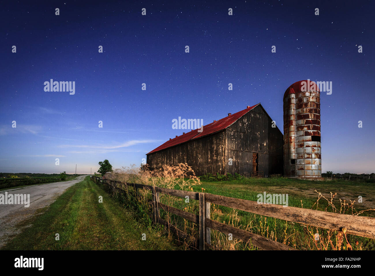 Old barn country night hi-res stock photography and images - Alamy