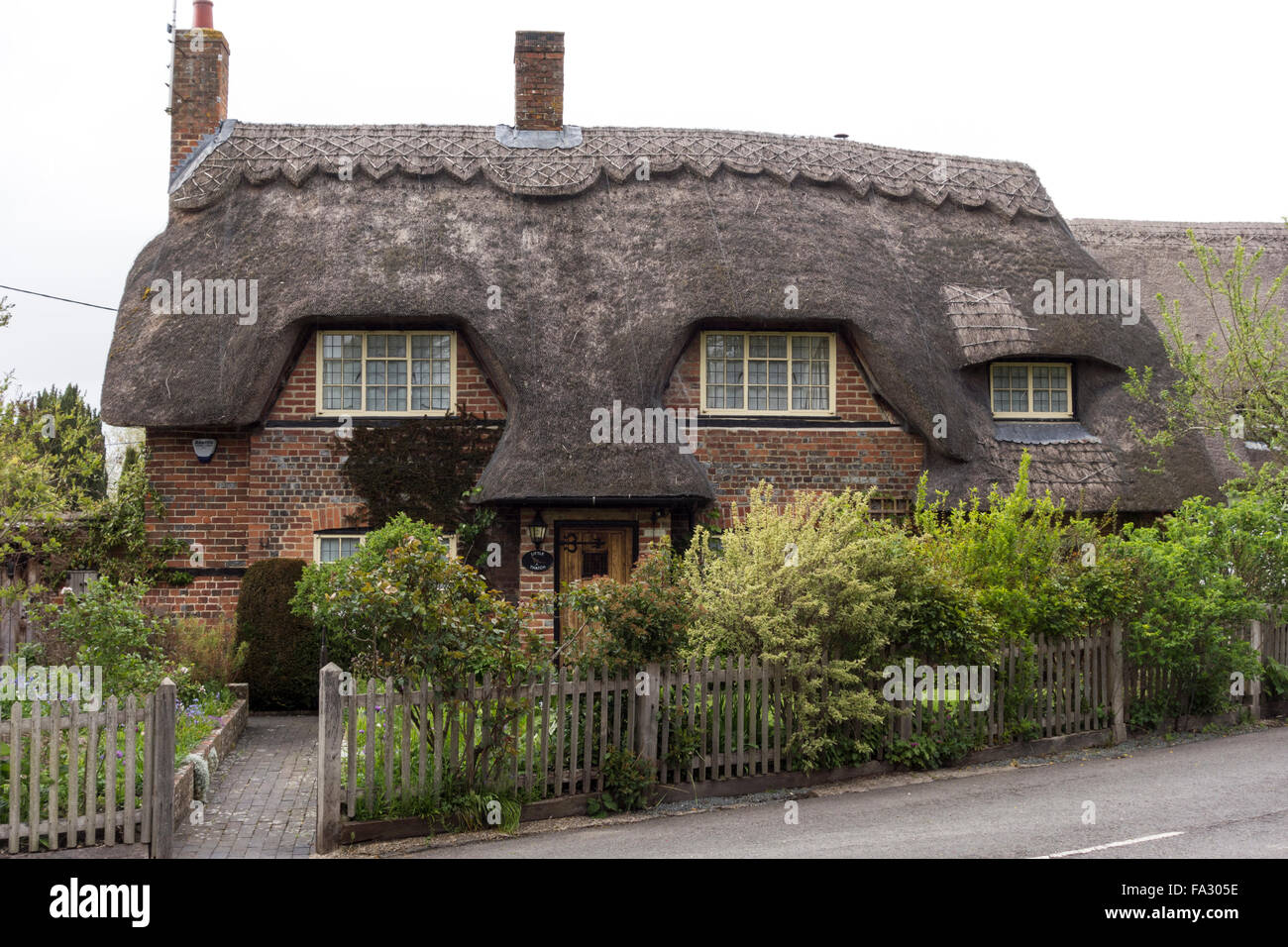 Thatched period cottage in Boxford, West Berkshire, UK Stock Photo