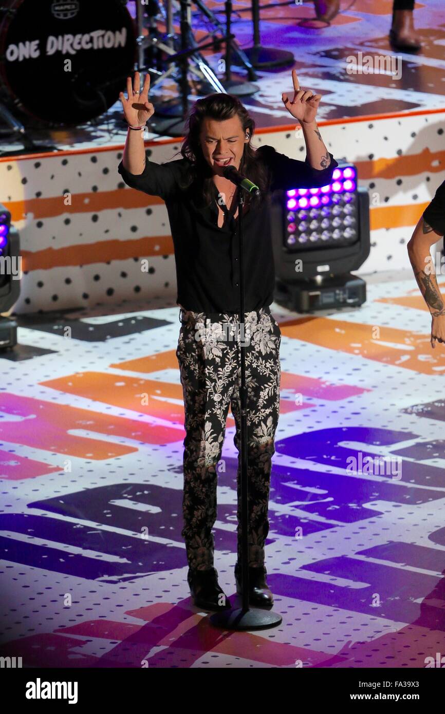One Direction Seen Performing Live Hollywood Boulevard For Jimmy Kimmel Live Featuring Harry Styles Where Los Angeles California United States When Nov 15 Stock Photo Alamy