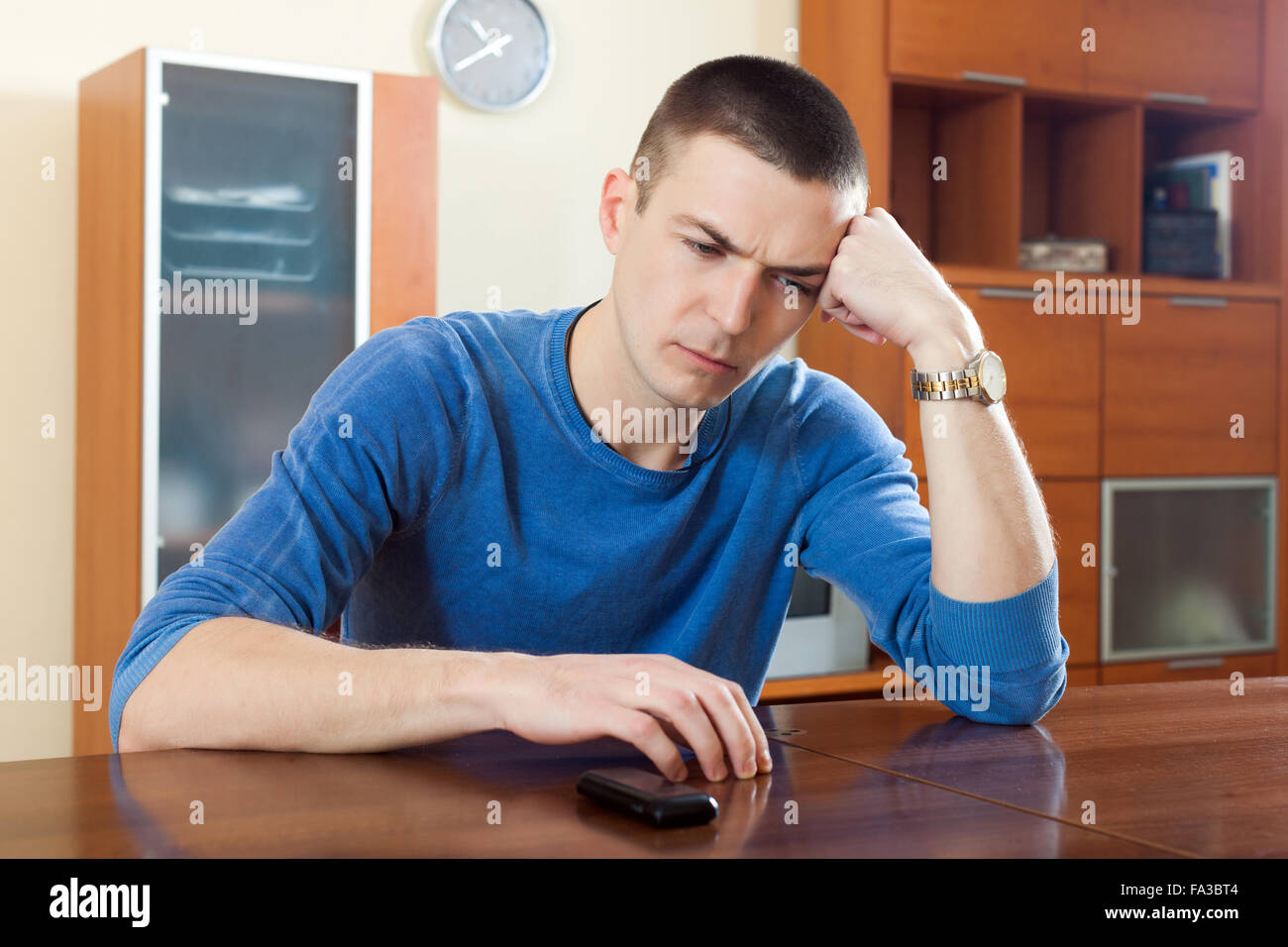 Мужчина сидит в баре. Человек за столом в кофейне. Пацан сидит за столом. Молодой парень в кофейне. Пацан сидит за столом.