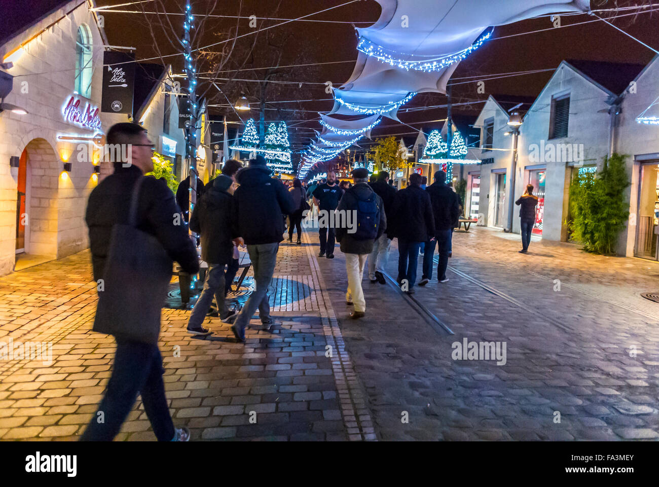 Paris, France, Crowd People Walking, French Department Store, Galeries  Lafayette, Ave. Champs-Elysées, Outside, Street Scene Stock Photo - Alamy