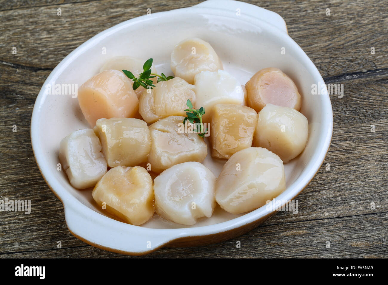 Raw scallops with thyme ready for cooking Stock Photo Alamy