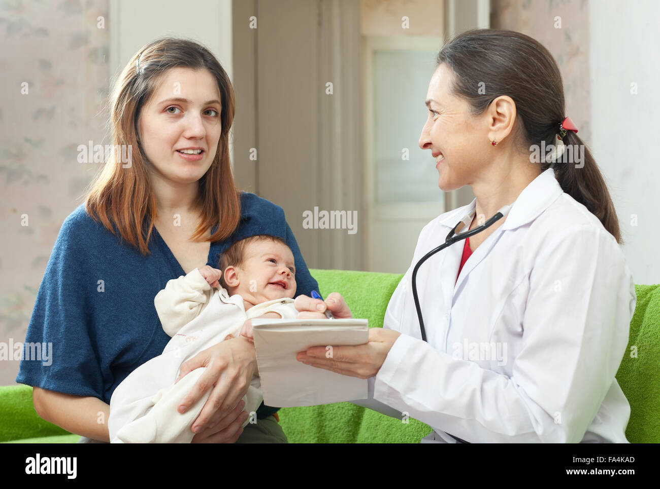 Медицина дети. Медсестра с родителями ребенка. Медсестра и ребенок. Врач педиатр. Медсестра и ребенок.