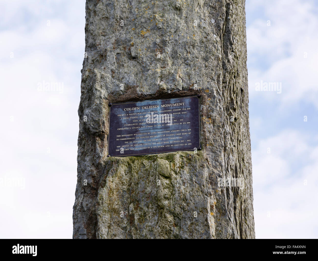 Bilingual sign in Welsh and English on Colofn Taliesin Monument column. Llyn Geirionydd in Snowdonia National Park. Wales UK Stock Photo