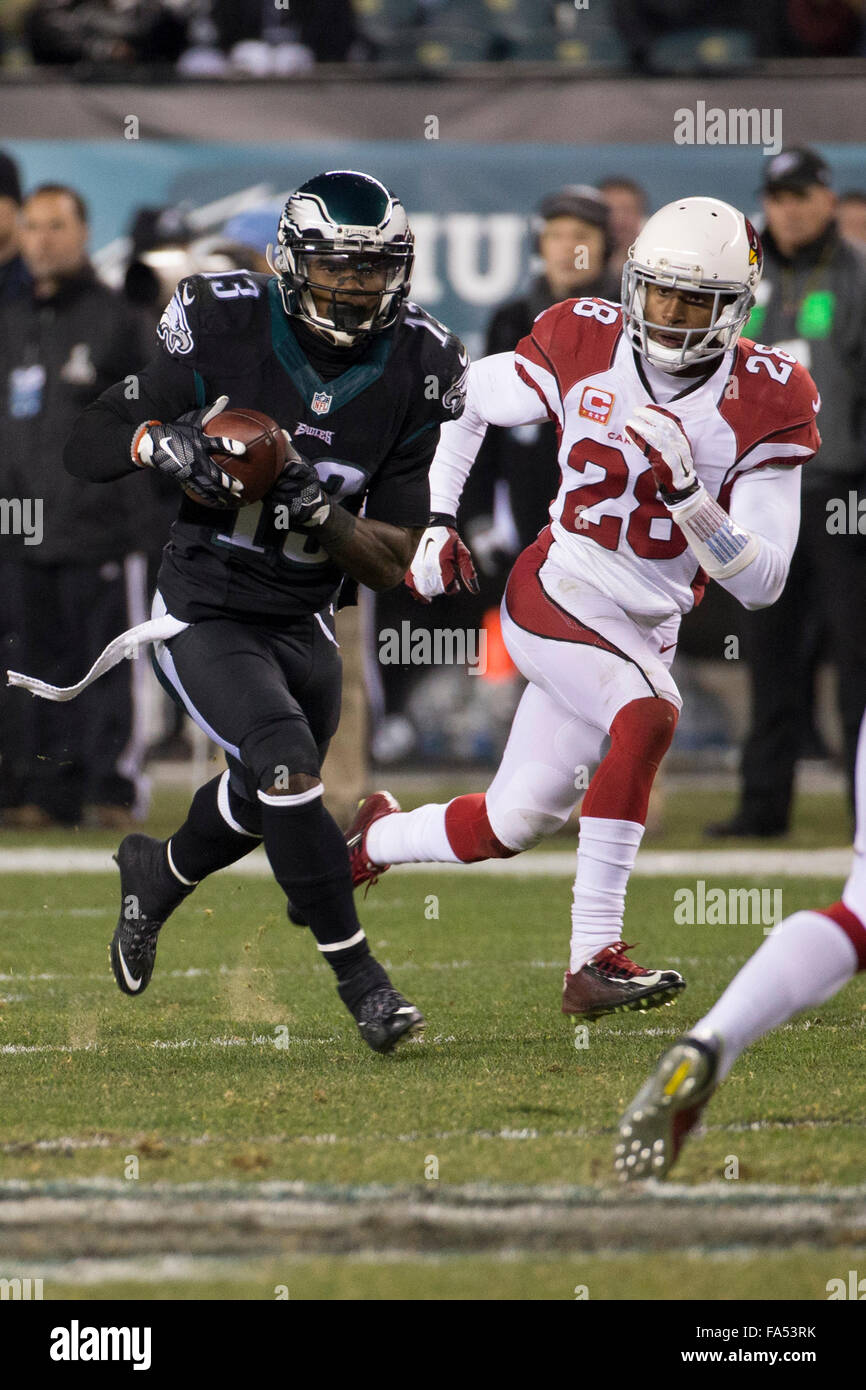 Philadelphia, Pennsylvania, USA. 20th Dec, 2015. Philadelphia Eagles wide receiver Josh Huff (13) with the catch as Arizona Cardinals cornerback Justin Bethel (28) gives chase during the NFL game between the Arizona Cardinals and the Philadelphia Eagles at Lincoln Financial Field in Philadelphia, Pennsylvania. The Arizona Cardinals won 40-17. The Arizona Cardinals clinch the NFC West Division. Christopher Szagola/CSM/Alamy Live News Stock Photo