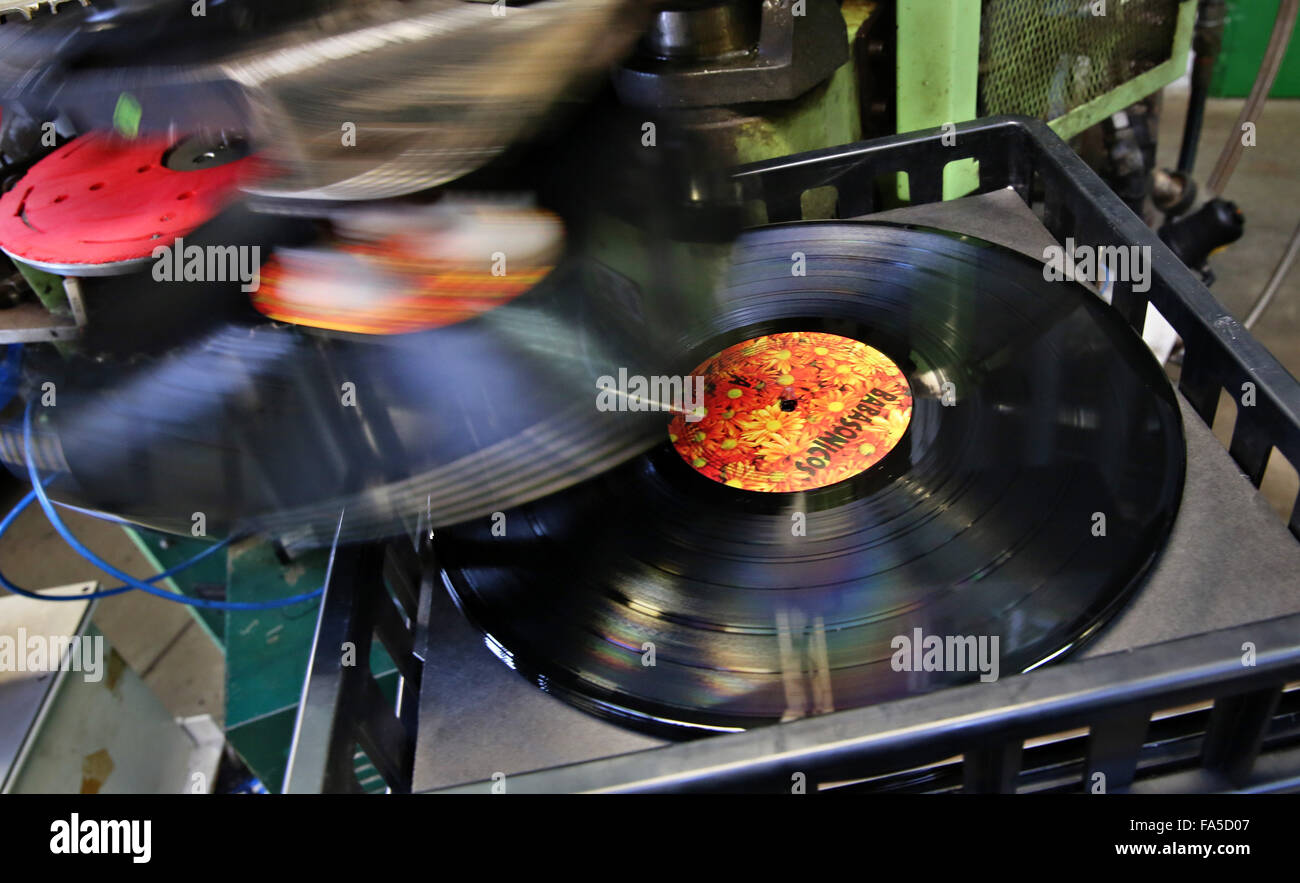 Stollberg, Germany. 3rd Dec, 2015. A freshly pressed record leaves the Celebrate Records pressing plant in Stollberg, Germany, 3 December 2015. According to the Bundesverband Musikindustrie (music industry association), the LP record has been making a comeback for several years. In 2014 around 1.8 million records worth 38 million euros were sold, the most since 1992. At Celebrate Records, around 40 employees produce more than 2 million records each year. Around 70 per cent are exported. PHOTO: JAN WOITAS/DPA/Alamy Live News Stock Photo