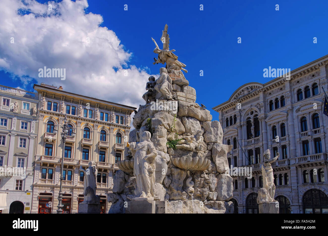 Triest Piazza Grande Brunnen - Trieste Piazza Grande well 01 Stock Photo