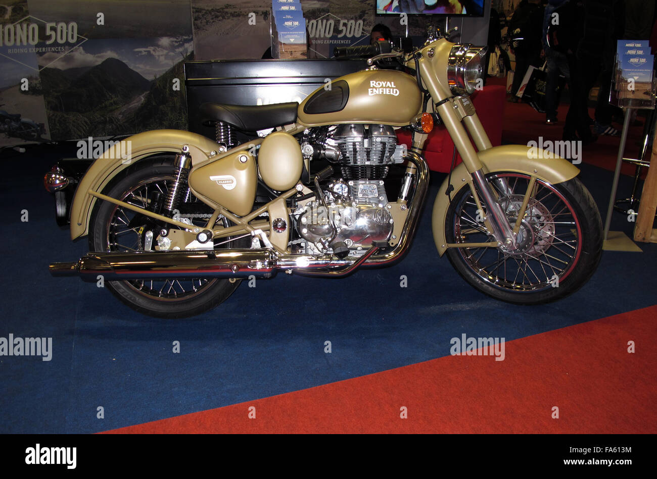 Bordeaux , Aquitaine / France - 12 19 2019 : Panneau de commande gros  projecteurs avec compteur de vitesse classique Royal Enfield moto Photo  Stock - Alamy