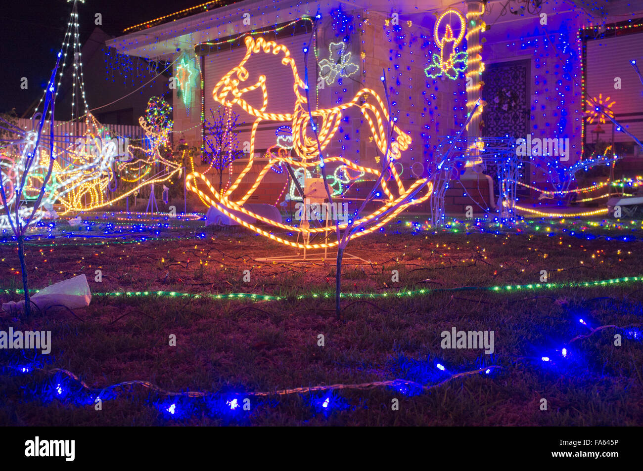 Adelaide Australia. 22nd December 2015. A house covered in beautiful  Christmas lights in Adelaide Australia Credit: amer ghazzal/Alamy Live News  Stock Photo - Alamy, image size:1300x953