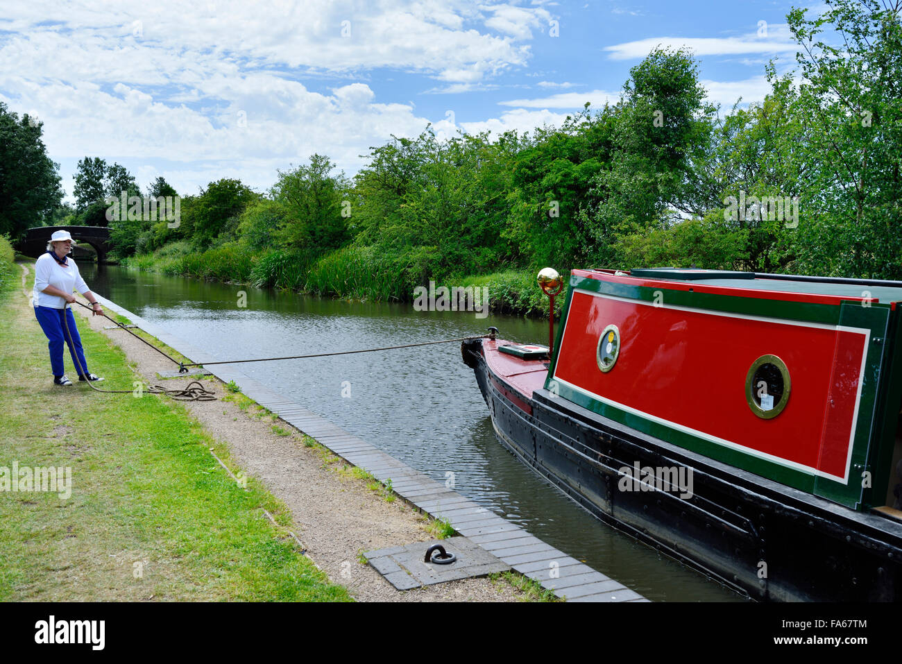 Mooring a canal narrow boat on the Birmingham and Fazeley Canal, Sutton Coldfield West Midlands Stock Photo