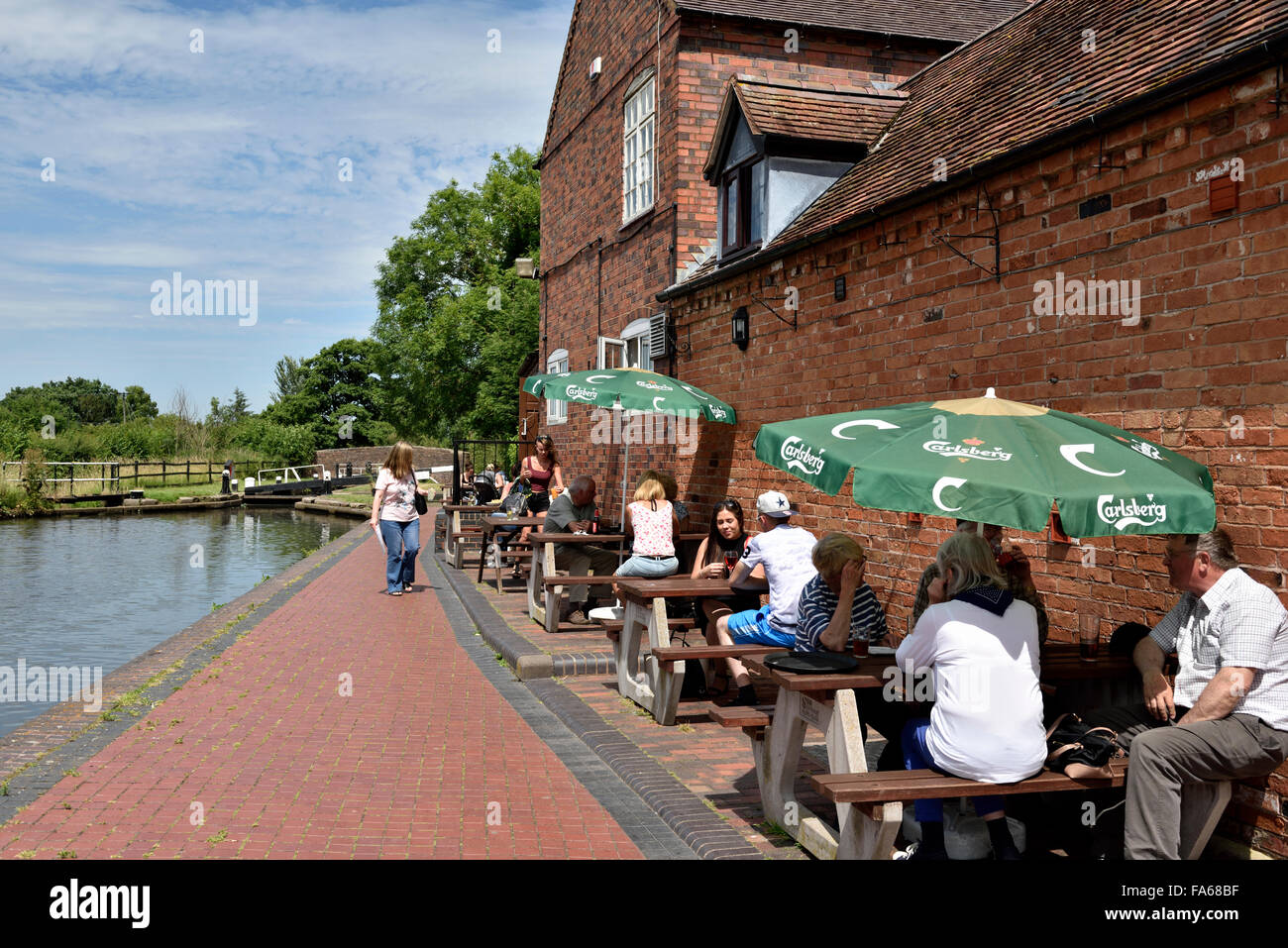 Idyllic location of the Dog and Doublet Inn on the tow path of Birmingham and Fazeley Canal, Sutton Coldfield West Midlands Stock Photo