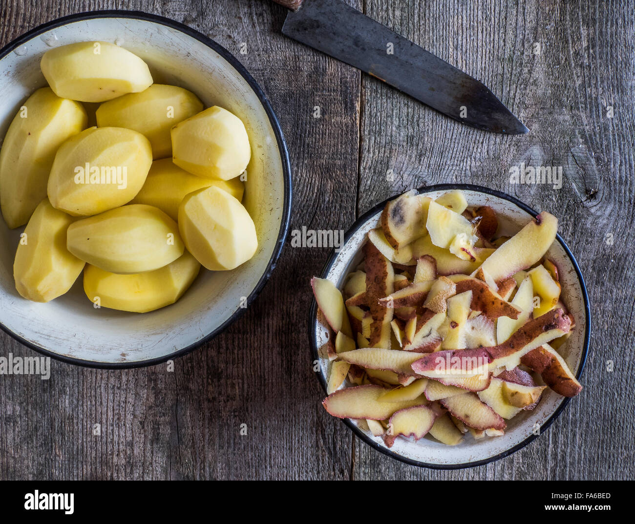 https://c8.alamy.com/comp/FA6BED/peeled-potatoes-potato-peelings-and-knife-on-table-FA6BED.jpg