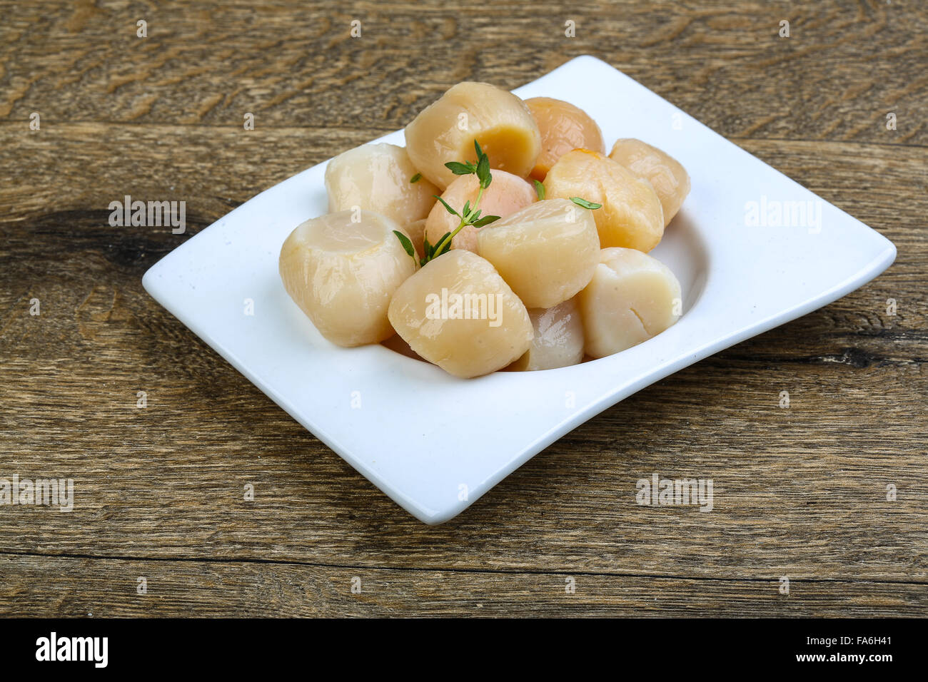 Raw scallops with thyme ready for cooking Stock Photo Alamy