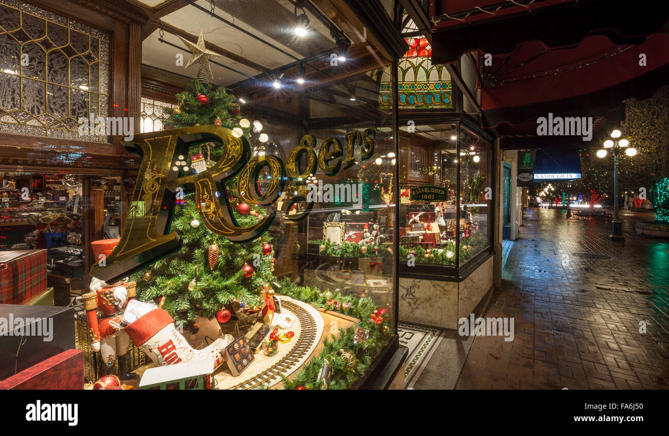 Goudeneeuw: The vanishing art of department store Christmas windows