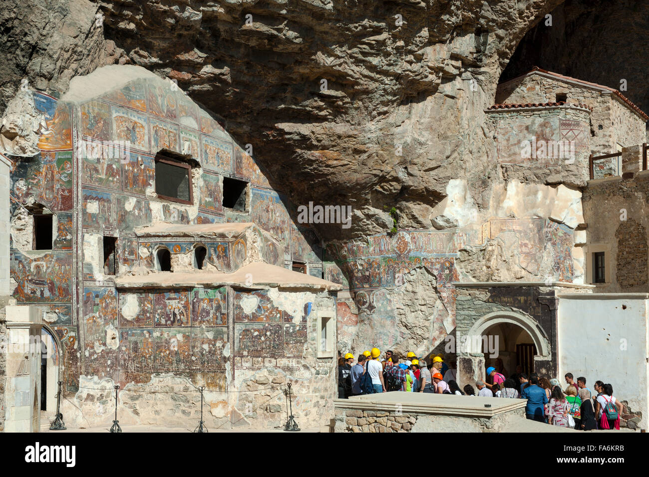 Türkei, östliche Schwarzmeeküste, Provinz Trabzon, Sumela Kloster, Touristen mit Kopfschutz vor der Felsenkirche Stock Photo
