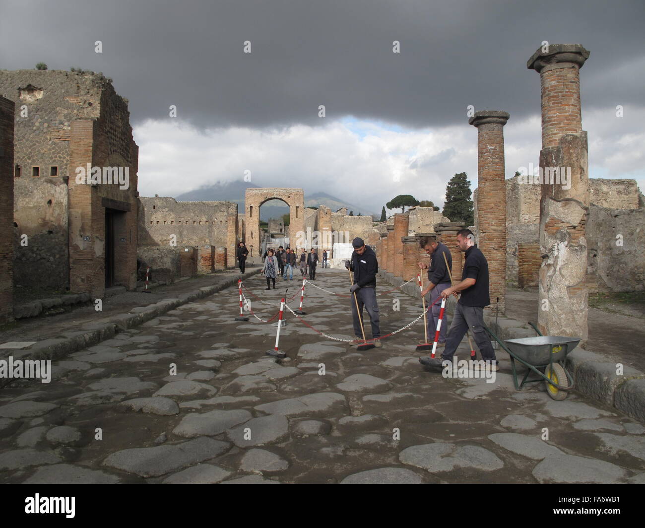 Pompeii, Italy. 1st Dec, 2015. Men working in Pompeii, Italy, 1 December 2015. For years, ruins and even entire buildings were collapsing in Pompeii. In 2013, the EU provided a great deal of money for its rescue, since when it is being restored. PHOTO: ALVISE ARMELLINI/DPA/Alamy Live News Stock Photo