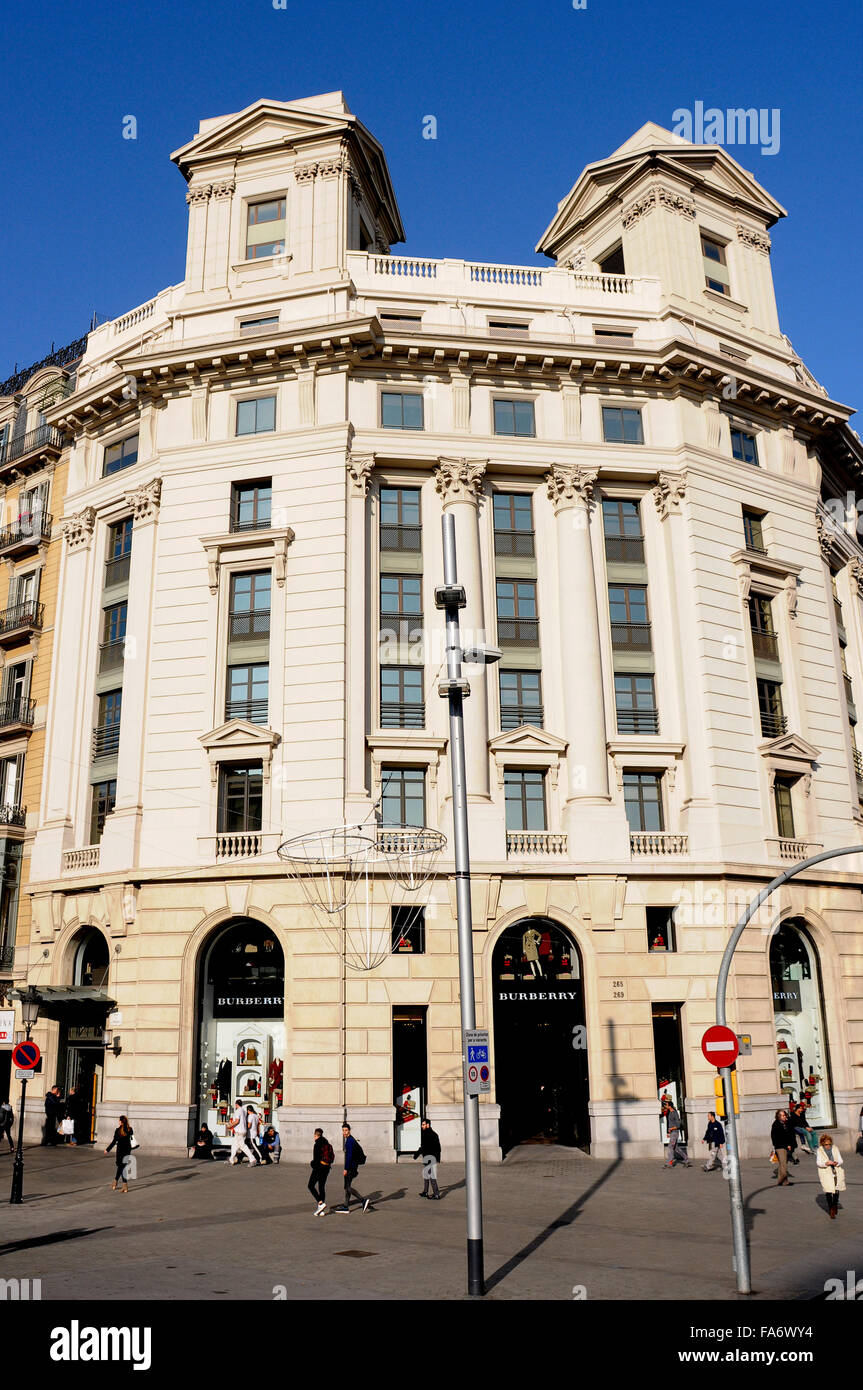 Zara shop main building Barcelona in Paseo de Gracia Stock Photo - Alamy
