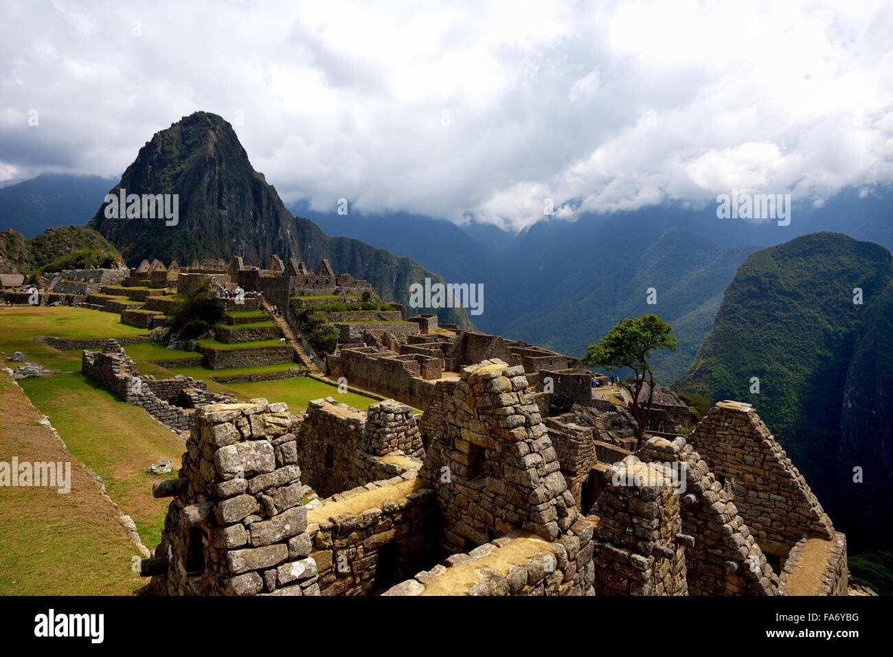 Ruins, Inca city of Machu Picchu, Huayna Picchu Mountain behind, UNESCO World Heritage Site, Urubamba, Cusco Province, Peru Stock Photo