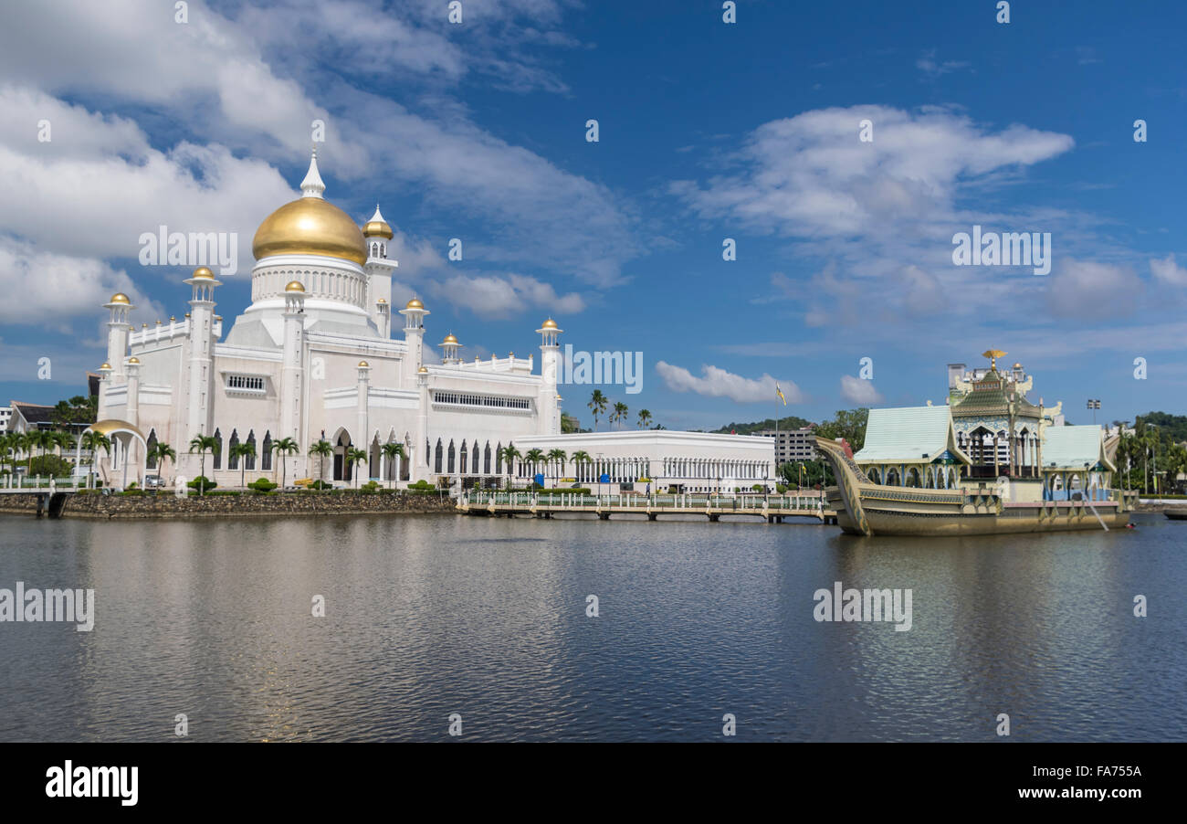 Masjid Omar 'Ali Saifuddien mosque in Bandar Seri Begawan, capital of the sultanate of Brunei Darussalam. Stock Photo