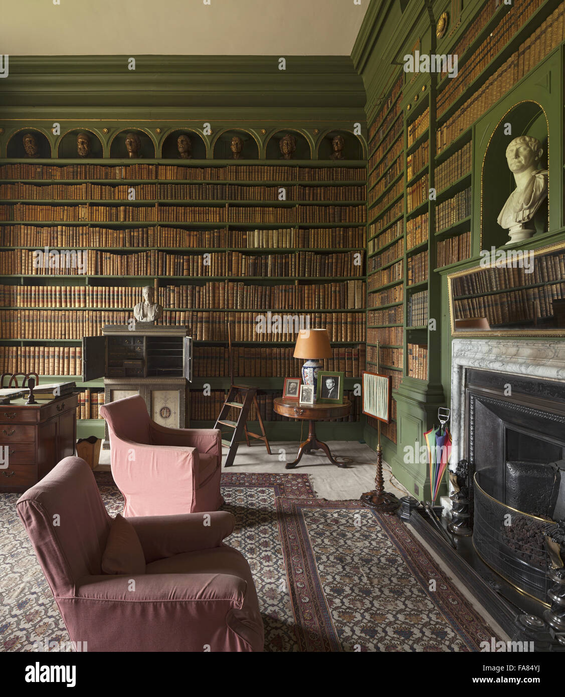 English libraries interiors hi-res stock photography and images - Alamy