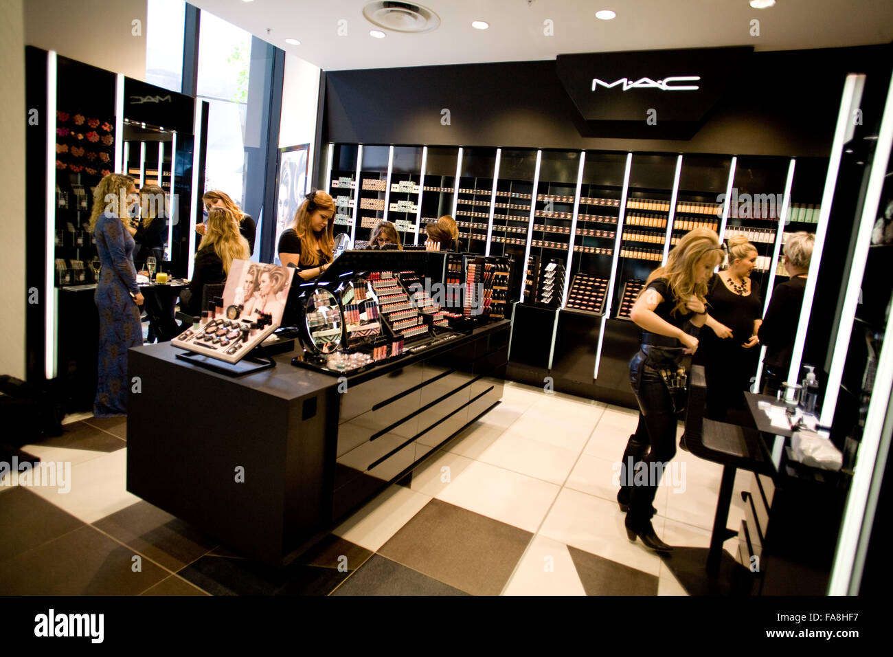Mac makeup shop hi-res photography images - Alamy