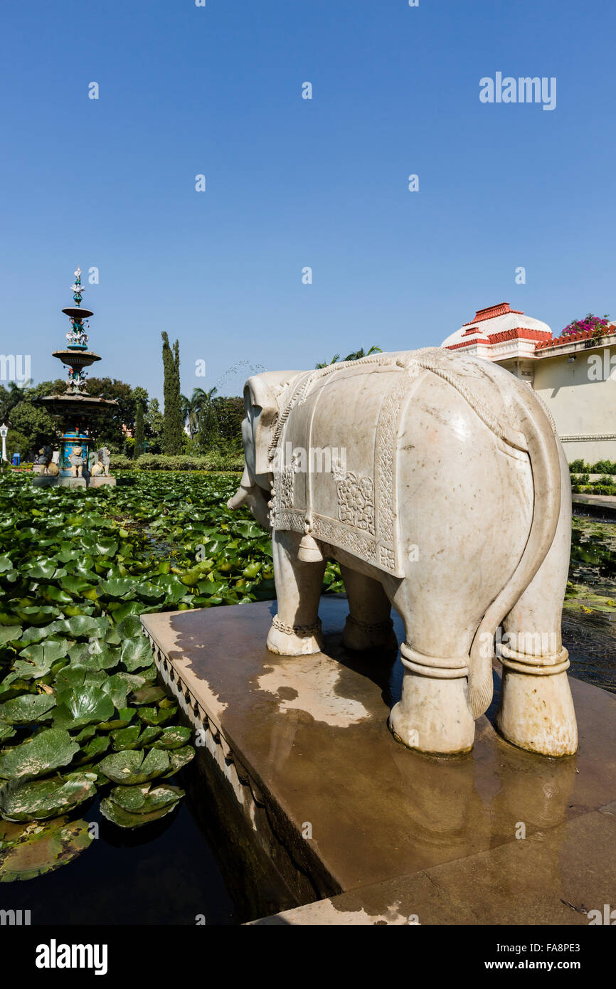 A view of the Courtyard of the Maidens (Saheliyon-ki-Bari) in Usaipur ...