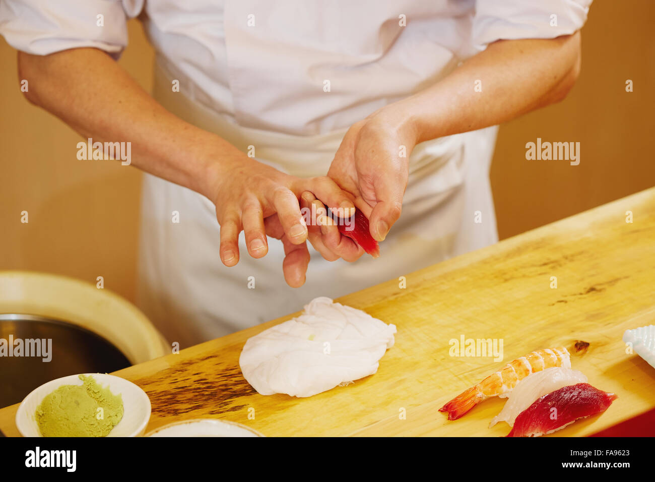Japanese sushi chef working Stock Photo Alamy