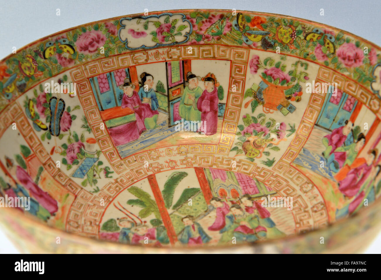 A kwon glazed basin with figures，Qing dynasty（1644-1911） Stock Photo