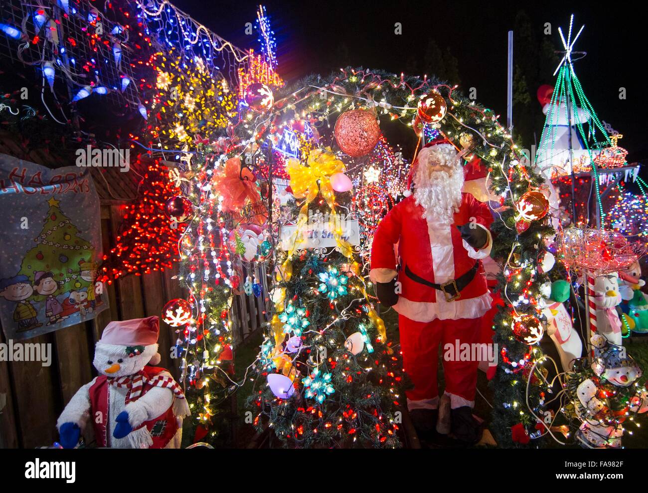 Toronto, Canada. 23rd Dec, 2015. People watch Christmas ...