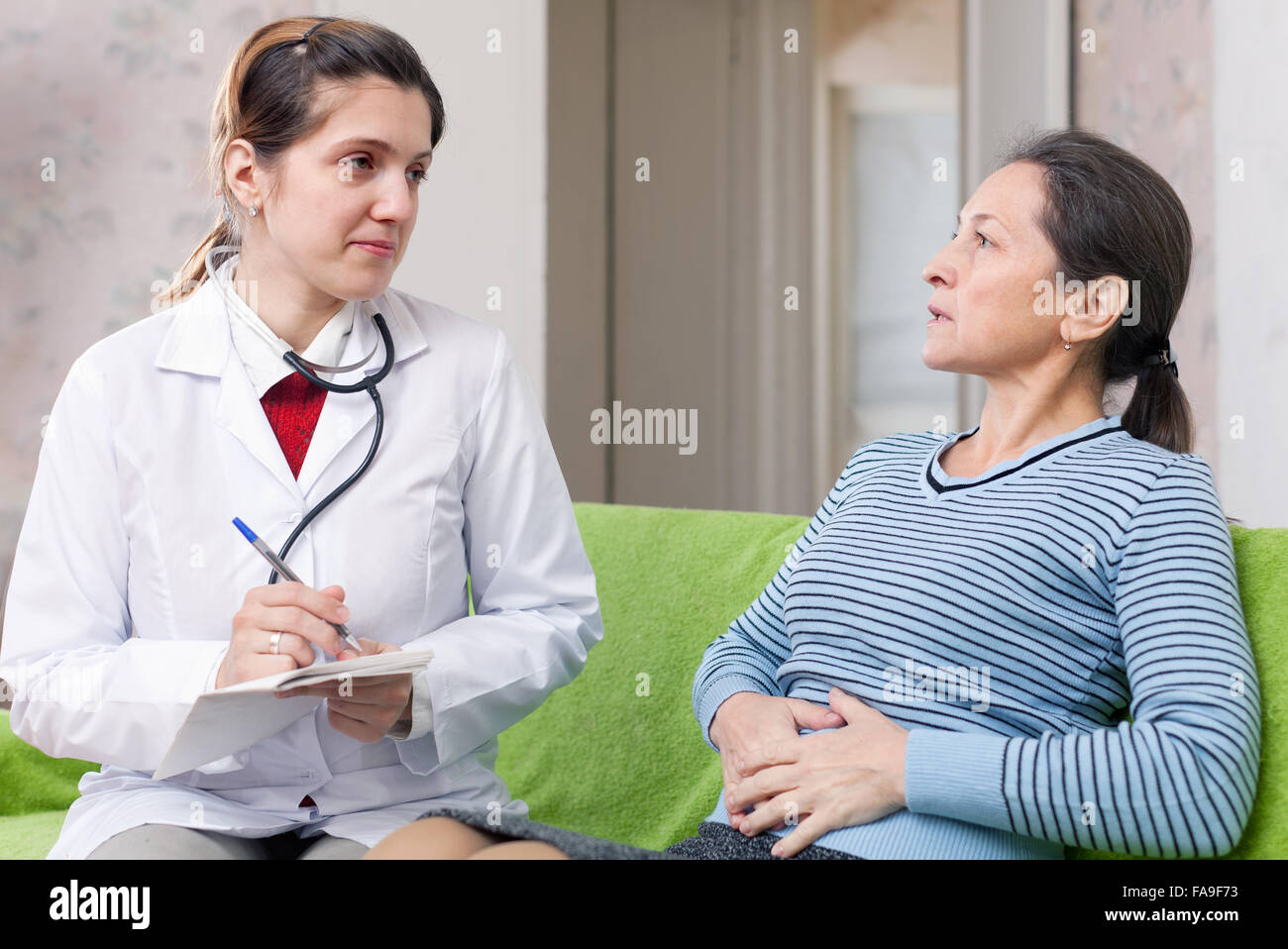 Пациентка. Девушка врач и пациентка. Девушка врач. Головная боль врач. Сбор анамнеза.