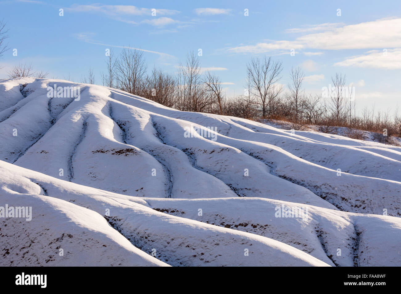 A more intimate look at the layers of eroded clay at the Cheltenham Badlands after a fresh snowfall. Caledon, Ontario, Canada. Stock Photo