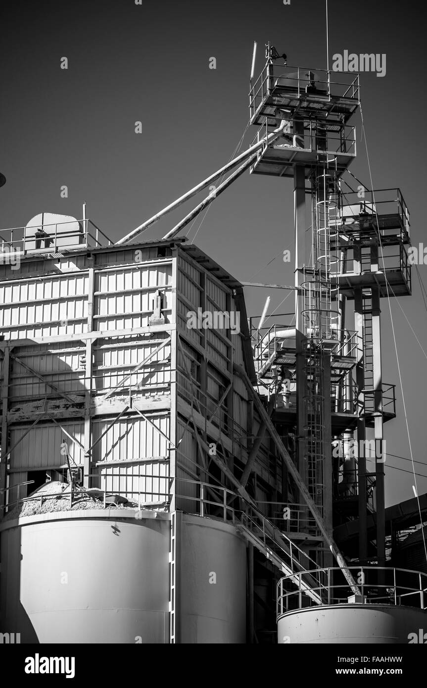 Refinery structure, pipelines and towers, heavy industry overview Stock ...