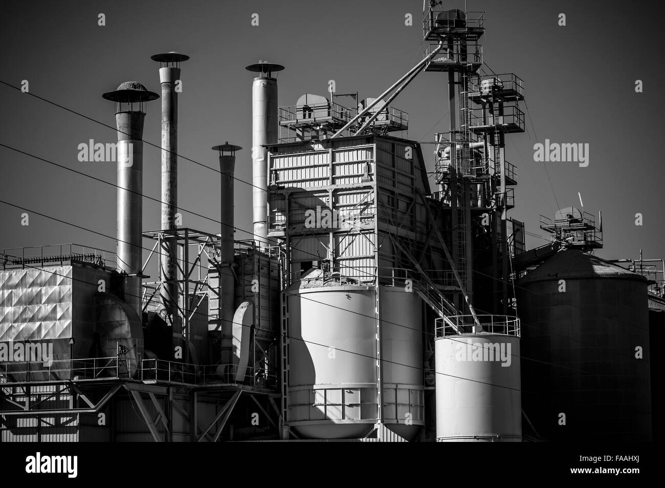 Refinery structure, pipelines and towers, heavy industry overview Stock ...