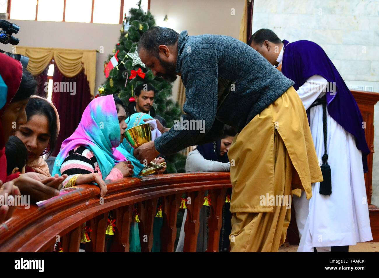 Quetta, Pakistan. 25th Dec, 2015. Christian community are worship on the occasion of Christmas at Methodist church. Credit:  Din Muhammad Watanpaal/Alamy Live News Stock Photo