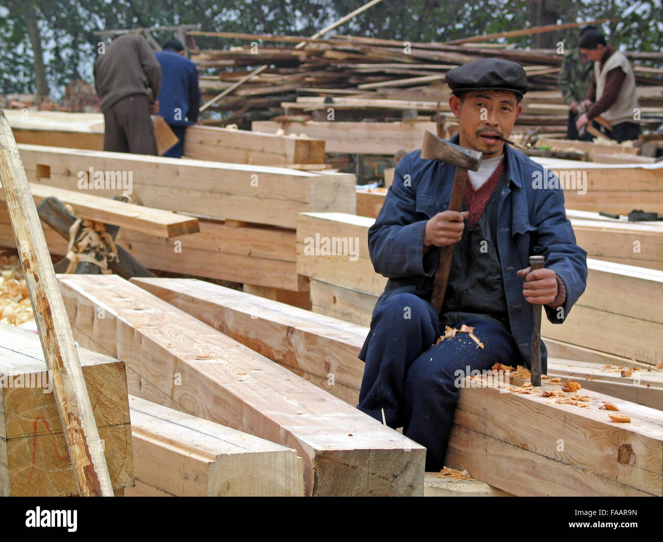 Chinese carpenters at work using manual methods in China Stock Photo