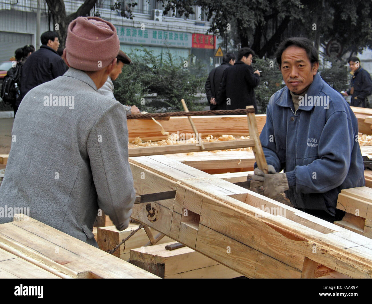 Chinese carpenters at work using manual methods in China Stock Photo