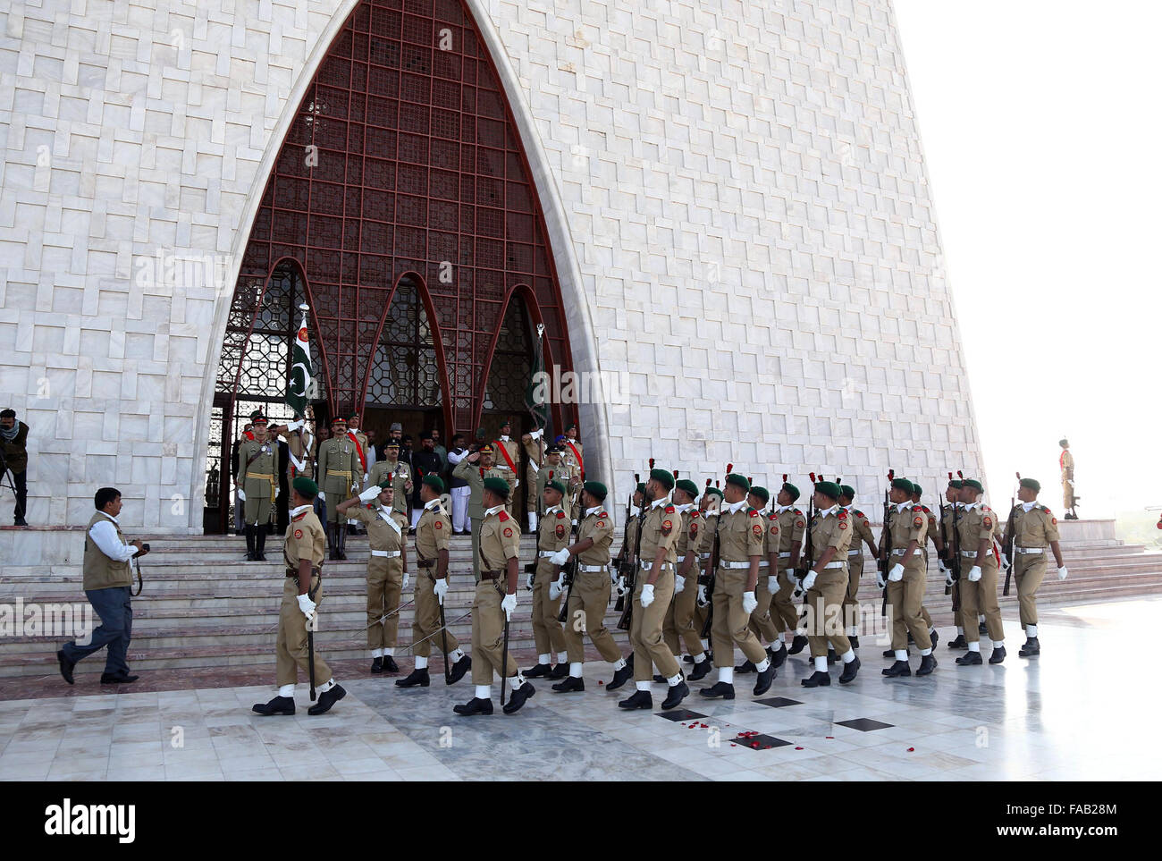 Karachi. 25th Dec, 2015. Pakistan army cadets take part in an event to mark the birth anniversary of Pakistan's founder Mohammad Ali Jinnah in southern Pakistan's Karachi on Dec. 25, 2015. Credit:  Masroor/Xinhua/Alamy Live News Stock Photo