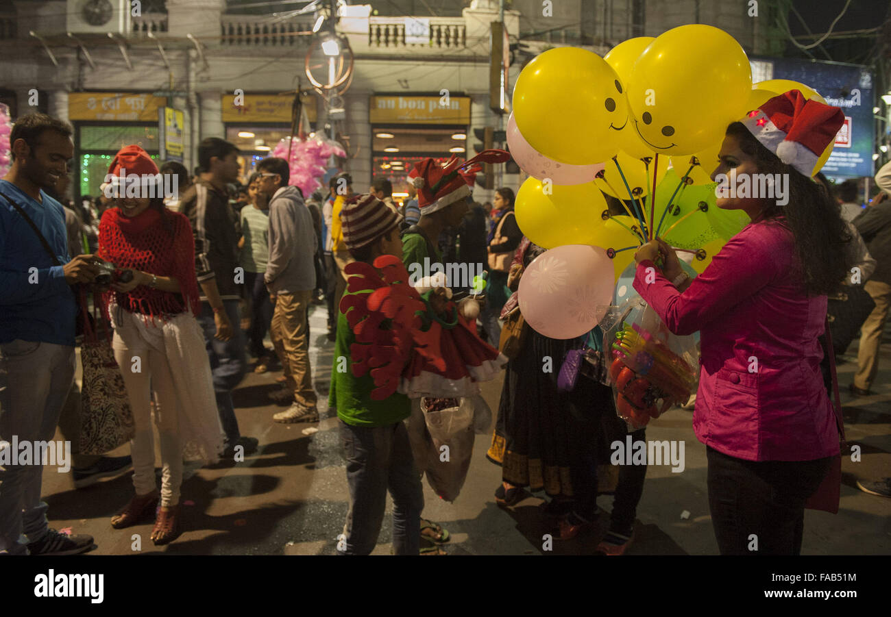 Kolkata, Indian state West Bengal. 25th Dec, 2015. Indian people celebrate Christmas at Park Street in Kolkata, capital of eastern Indian state West Bengal, Dec. 25, 2015. Despite Christians accounting for a little over two percent of the billion plus population in India, with Hindus comprising the majority, Christmas was celebrated with much fanfare and zeal throughout the country. Credit:  Tumpa Mondal/Xinhua/Alamy Live News Stock Photo