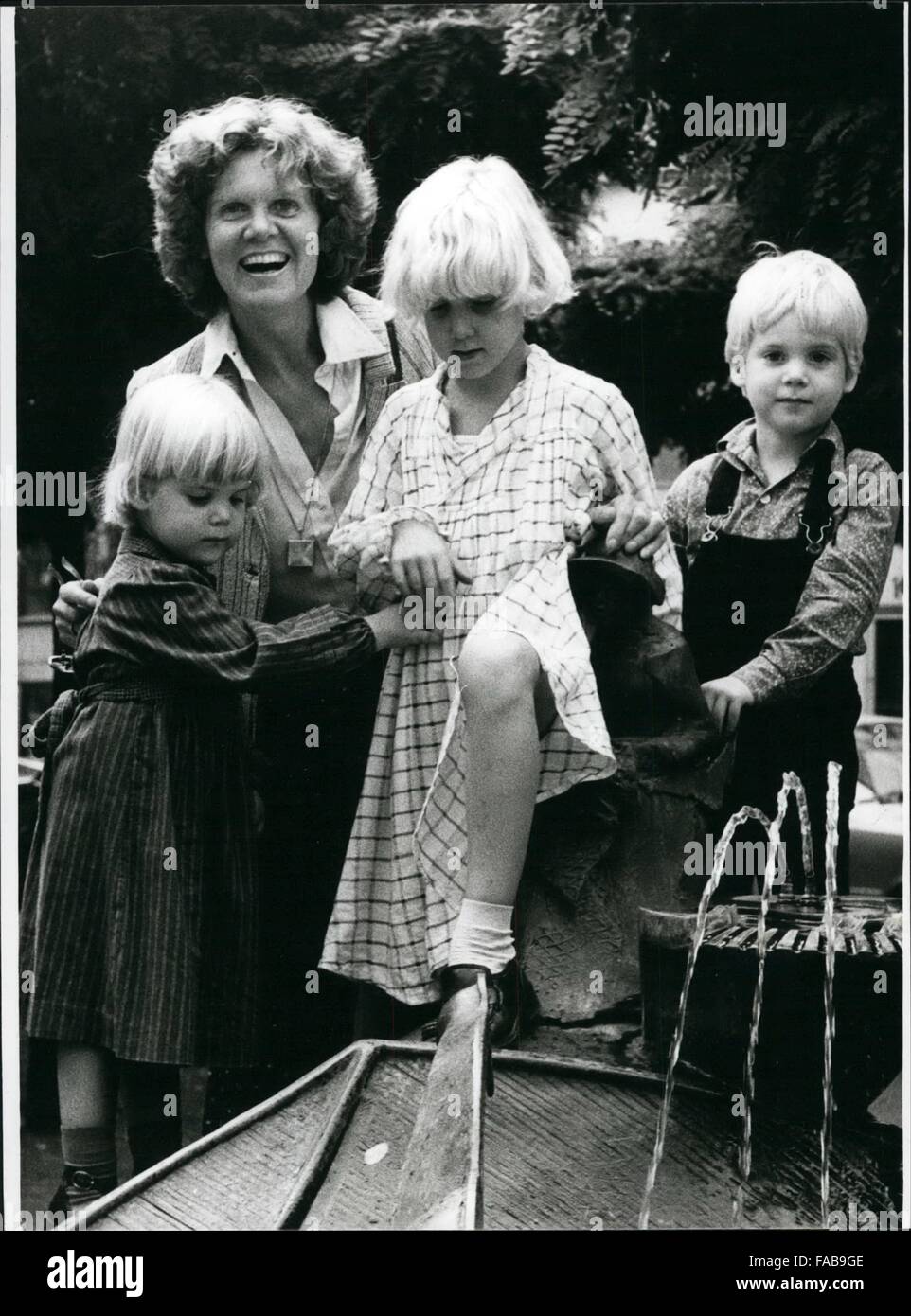 1981 - Opera-Singer Anja Silja With Her Children:- A radiating mother. with her ''little trio'': Anja Silja! and here she plays her most liked part, - not at the opera, but at home with OLGA (2), Julia (6) and Benedict (4) - from the left - (and her life companion Christoph von Dohnany). Nevertheless the celebrated singer always has to break away from her family, - the friends of opera want her. In these days she is a guest star in Frankfurt/West Germany in the ''Fliegender Hollander'', then she is on stage at the ''Hamburger Staatsoper'' as Marie in ''Wozzeck'' (first night on April 5th.81) Stock Photo