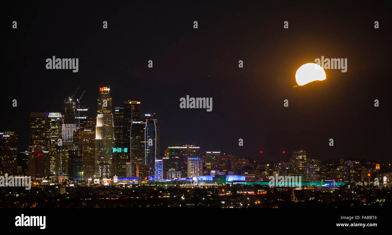 Los Angeles, USA. 25th Dec, 2015. Full moon rises over downtown Los Angeles from Mt. San Antonio, the United States, Dec. 25, 2015. © Yang Lei/Xinhua/Alamy Live News Stock Photo