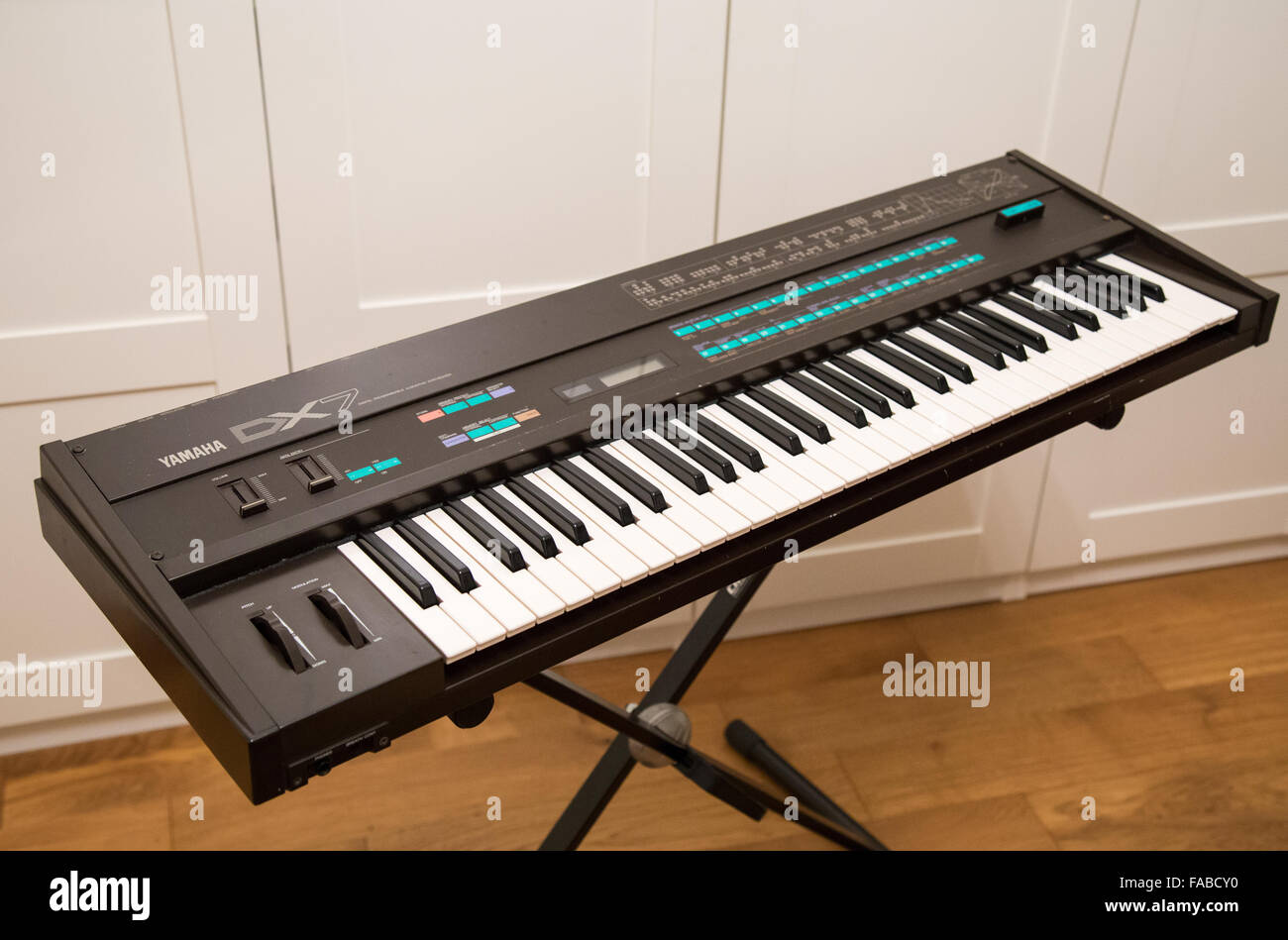 A Yamaha Dx7 Synthesizer Stock Photo Alamy