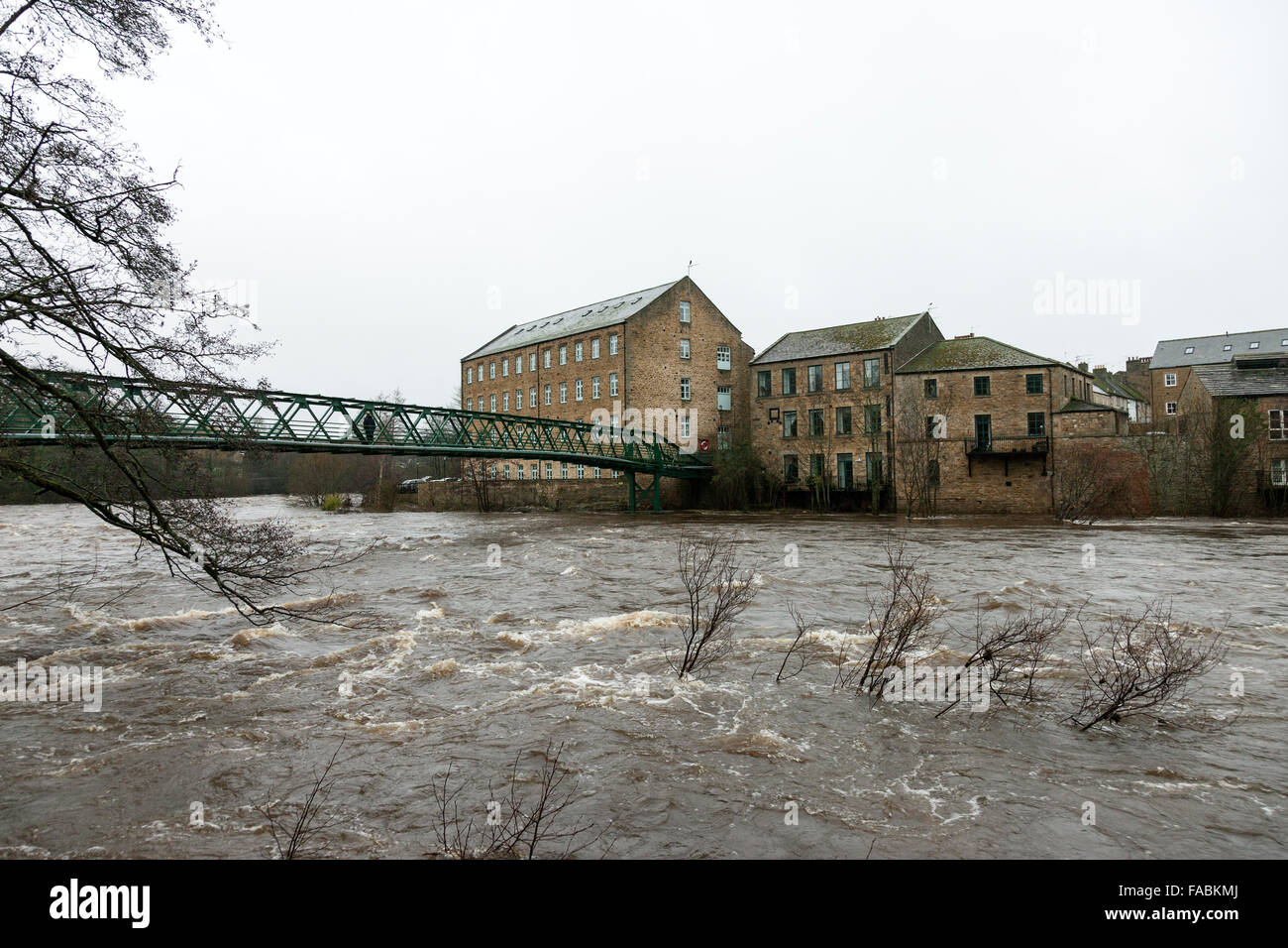 River Tees, Barnard Castle, Teesdale, County Durham, 26th December 2015. UK Weather.  The River Tees flowing under the Green Bridge in Barnard Castle after heavy overnight rain left many rivers in Northern England at flood level. Stock Photo