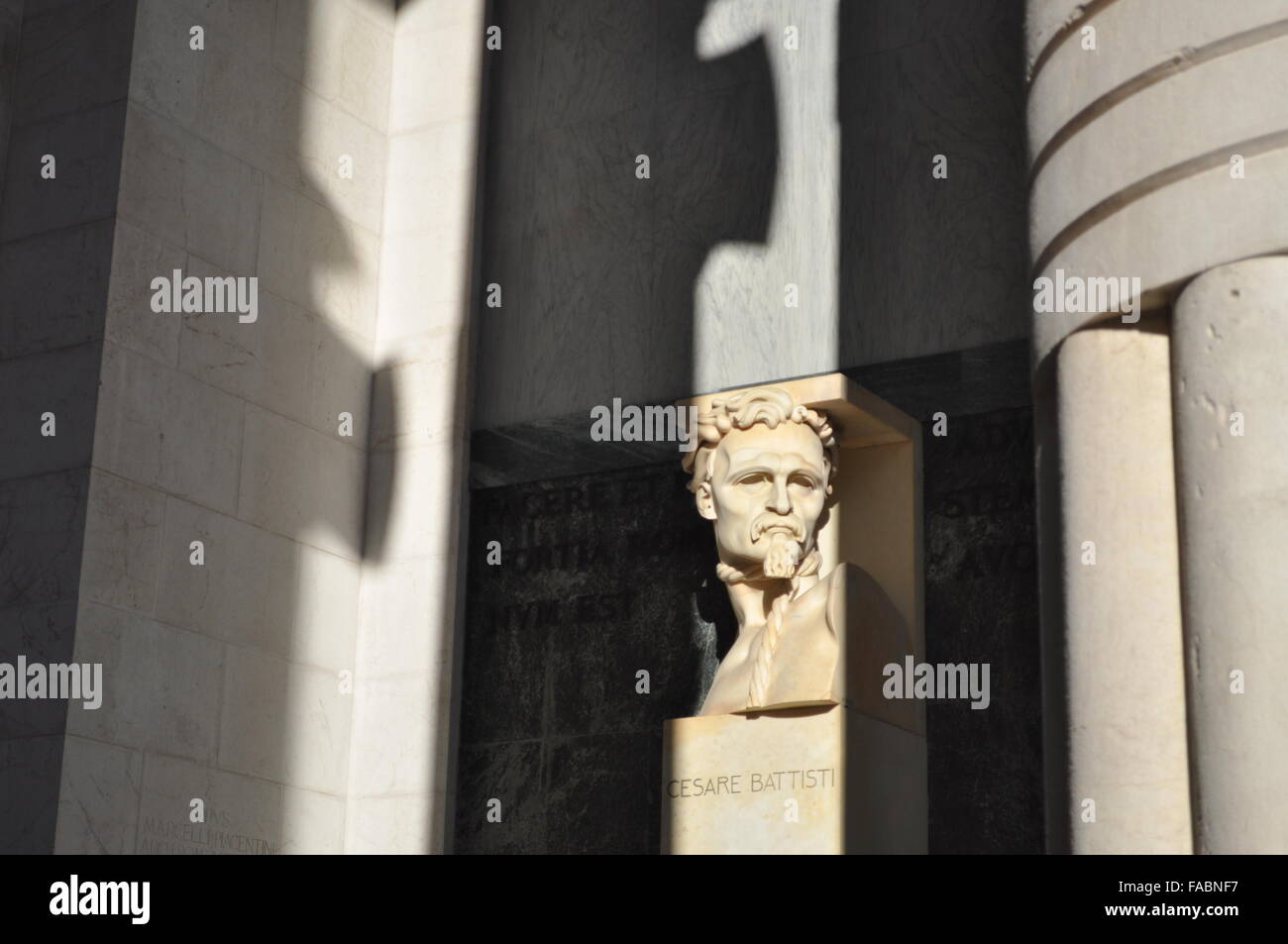 Monumento alla Vittoria di Bolzano: il busto di Cesare Battisti con l'ombra dei fasci littori Stock Photo