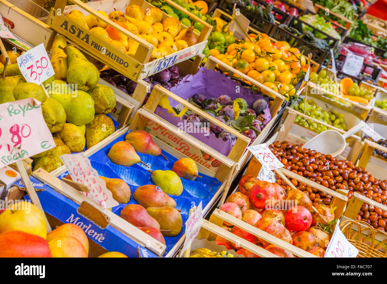 Rialto Fruit and Vegetables Market, Venice Stock Photo Alamy