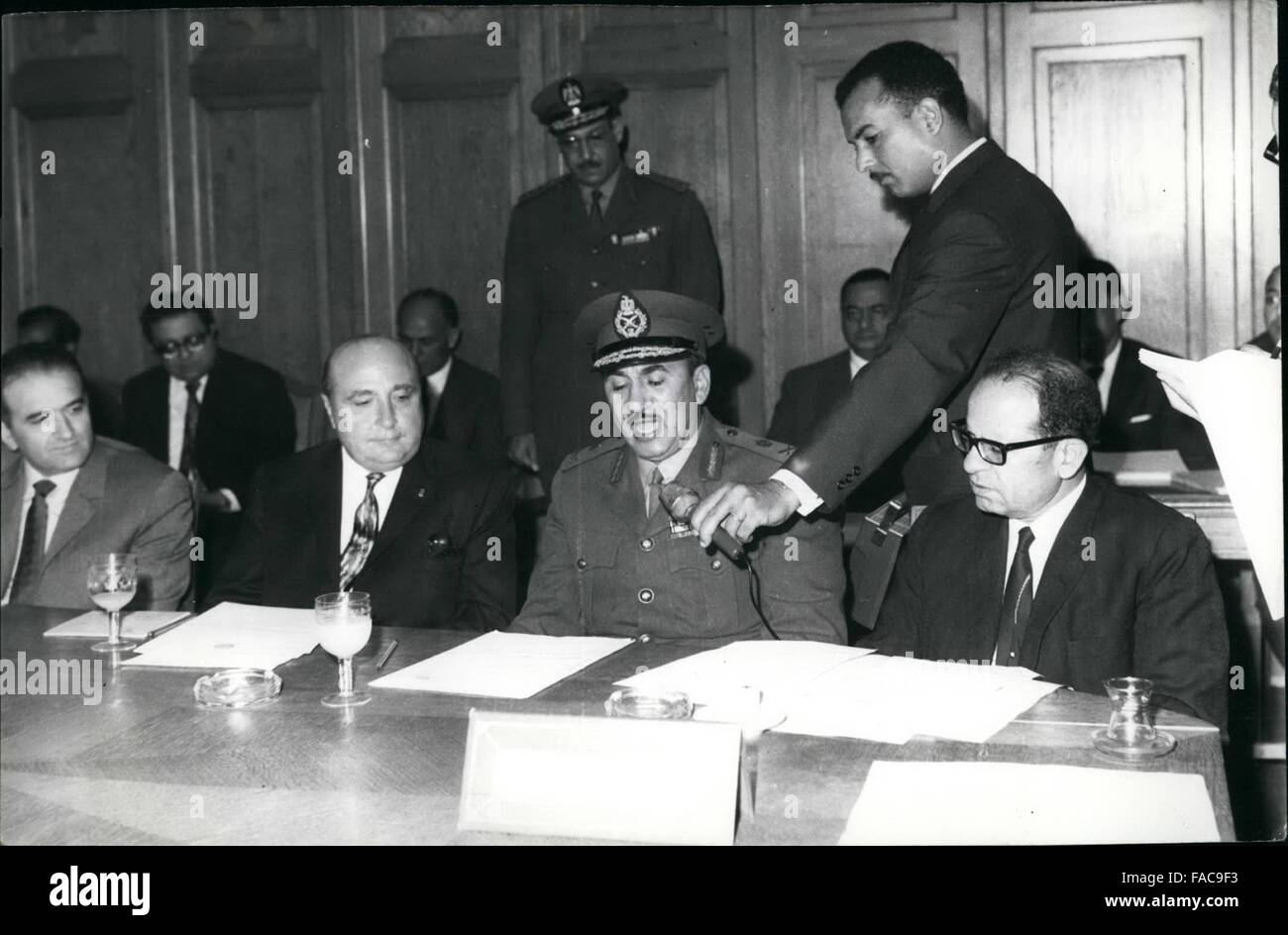 1968 - Arab Defence Chiefs Meet In Cairo: The Joint Arab Defence Council Started It Meet Here This Morning. In The Inaugural Speech, Arab League Secretary Gen Abdel Khalek Hassouna Pointed Out That The Agenda Was ? On Disc? Means Of Consolidating Arab Front Line Against Israel. The Meeting Was By Arab Foreign And Defence Ministers And General Mohammed Ahmed Sadek Of Staff Of Uar Forces Who Was Sworn Last Thursday As Arab League Secretary Of Military Affairs. Ops) General Mohammed Ahmed El Sadek While Giving Oath Flanked By Arab League Assistant Secretaries, Dr. Sayed Nofal (R) And Assad El (C Stock Photo
