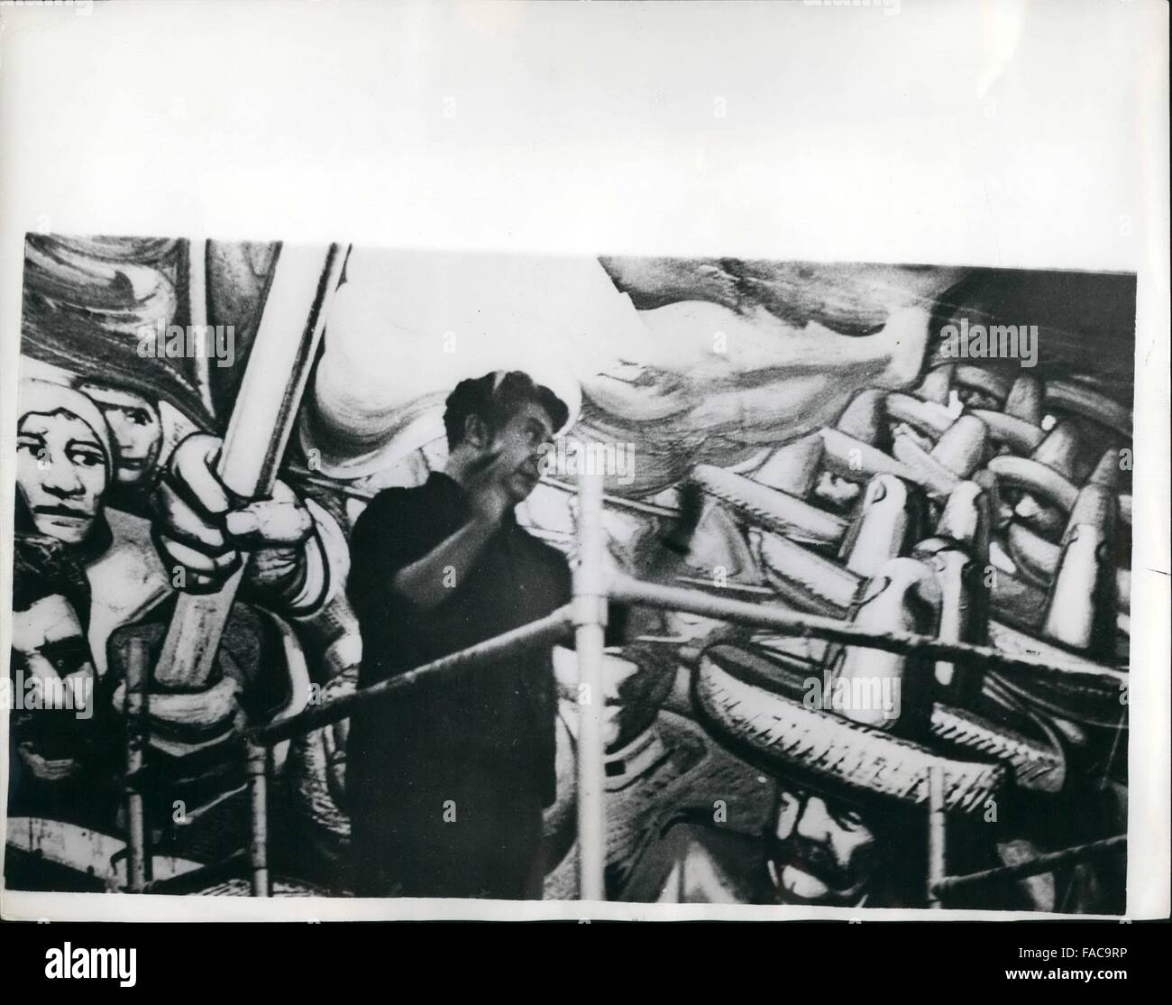 1972 - His Last Work: Mexican Artist Gaoled For 8 Years: Photo Shows: Siqueiros was working on an important mural in the Hall of the Revolution in Chapulteres Castle. The painting covers 400 square metres showing the movements forerunning the Mexican revolution. The artist can be seen against the mural. © Keystone Pictures USA/ZUMAPRESS.com/Alamy Live News Stock Photo
