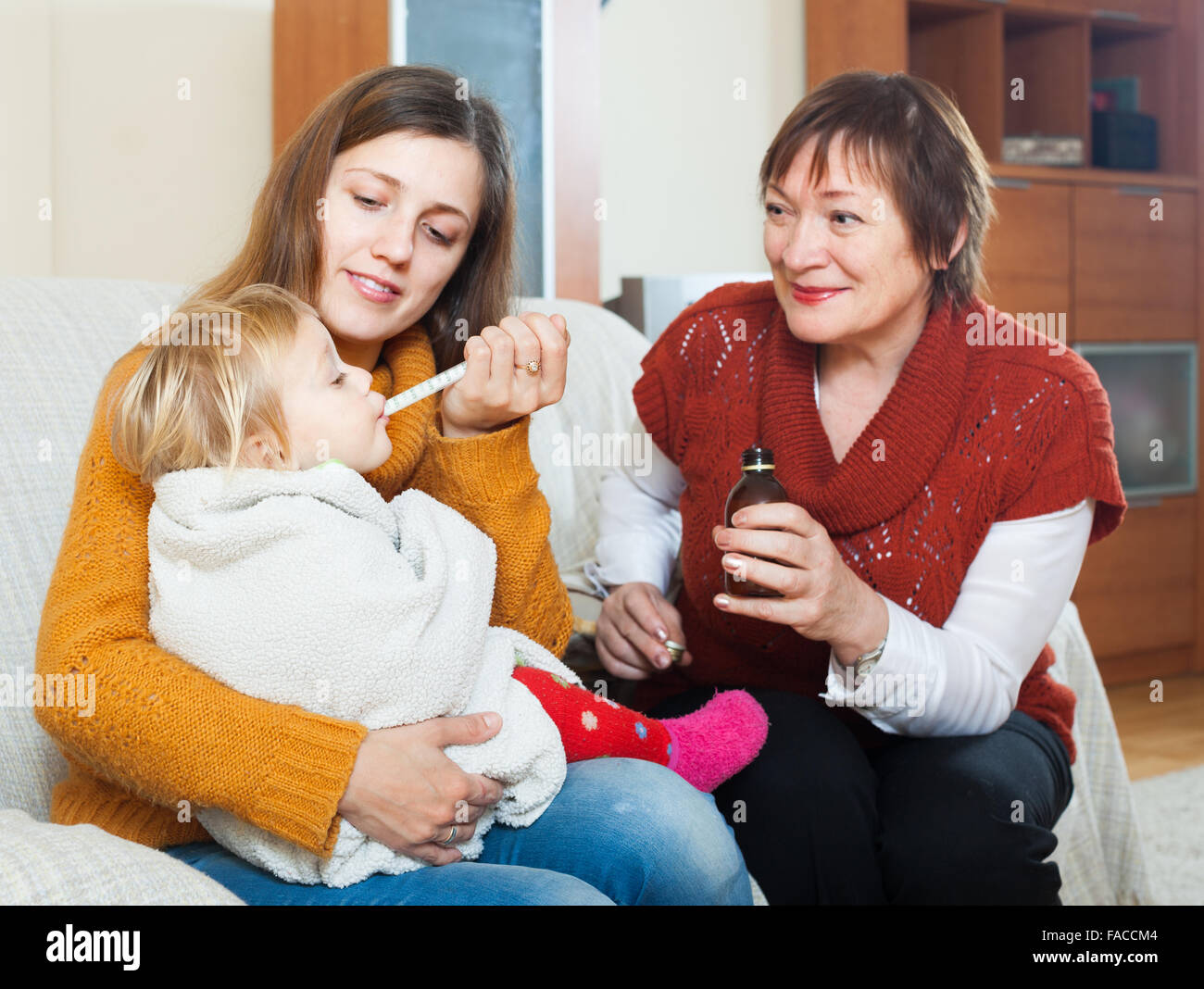 Мама дает внутрь. Женщина дома с детьми 40+. Мама объясняет дочке. Фото мама дандлан. Фото больной мамы со стороны.