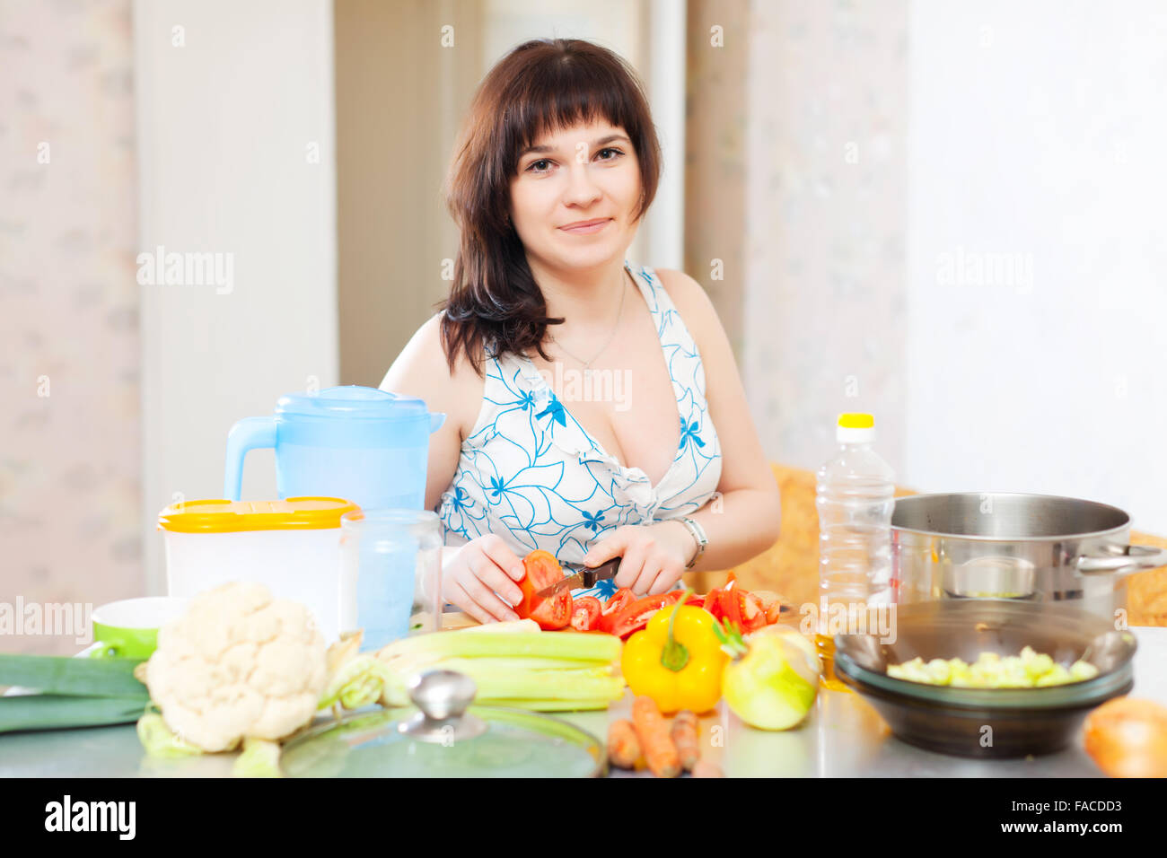 Pretty woman cooking the vegetables in kitchen Stock Photo - Alamy