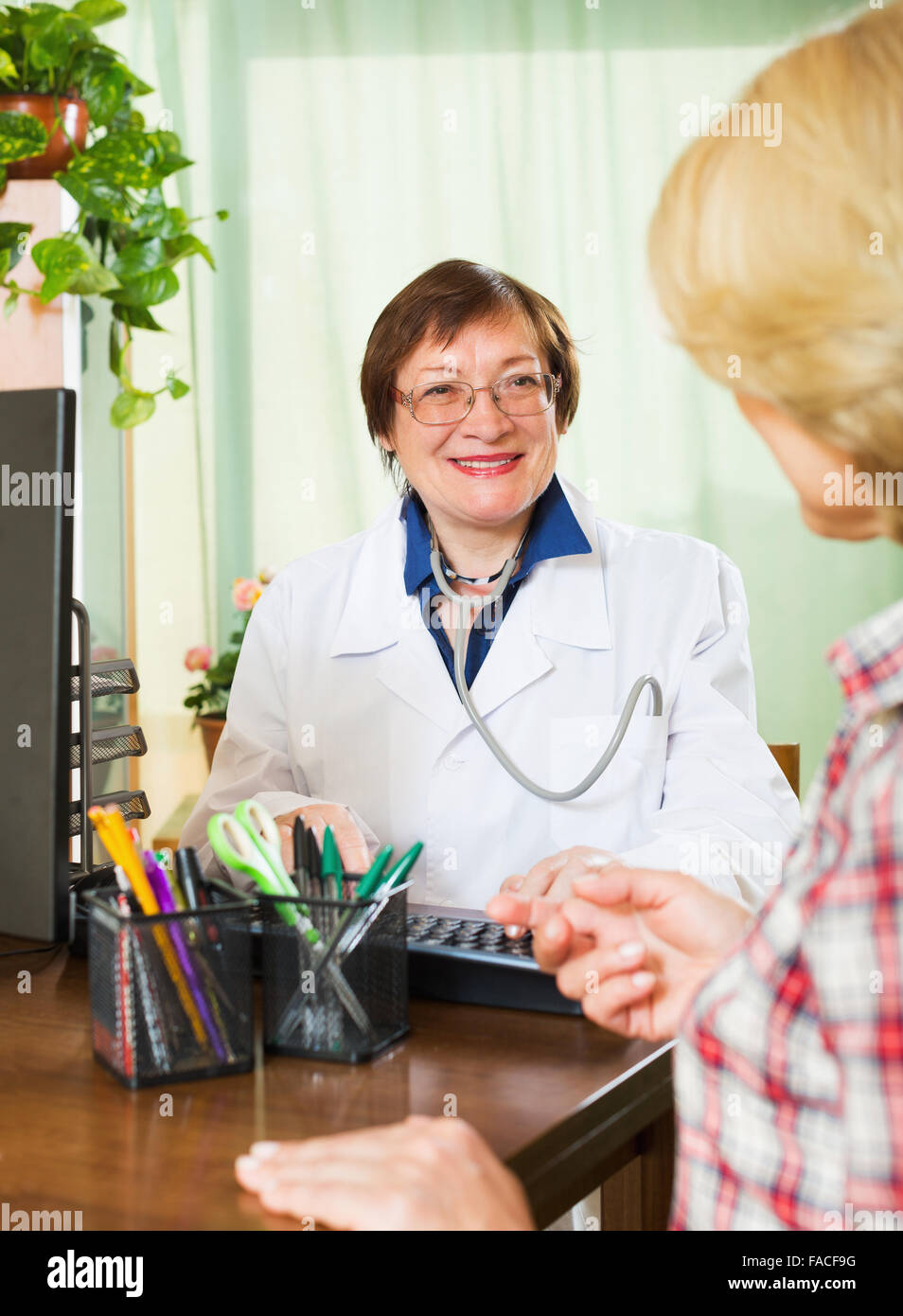 Doctor consulting help old hi-res stock photography and images - Alamy