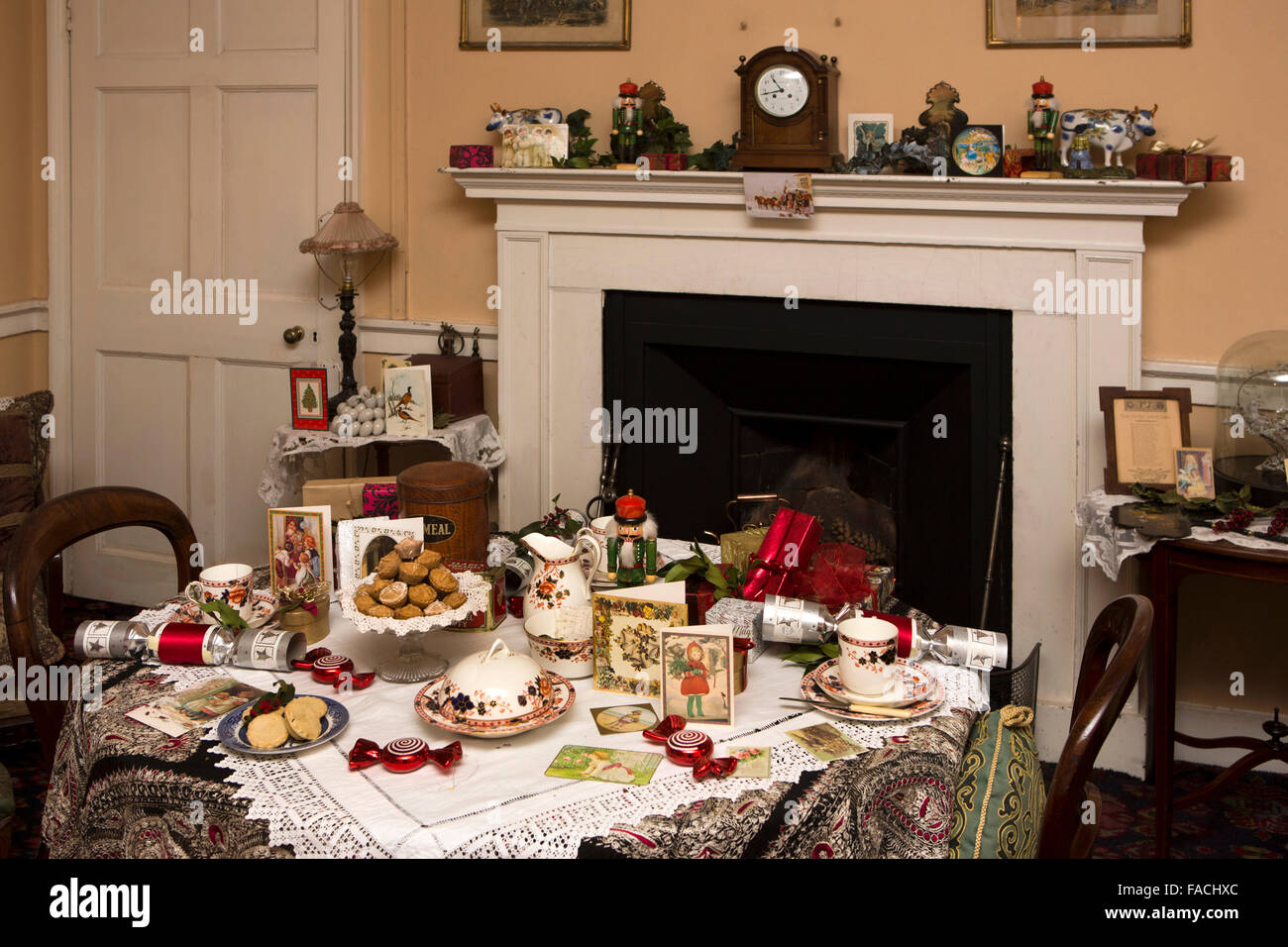 UK, England, Cheshire, Knutsford, Tatton Hall, Housekeeper’s Siting Room Christmas decorations Stock Photo